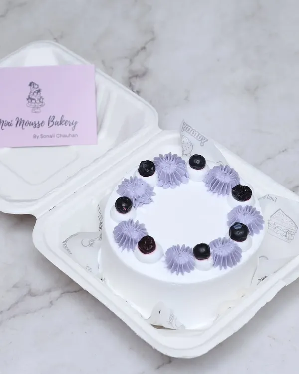 This blueberry bento cake is a customer favorite. It's a 4-inch mini cake, perfect for a personal celebration, and comes packed in a cute takeout box.