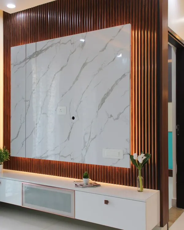 This TV unit combines a luxurious white marble-finish panel with the warmth of vertical wood fluting. The hidden backlighting adds depth and makes the unit a stunning feature wall.