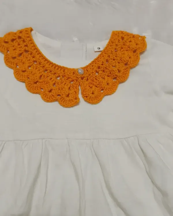 I made this saffron-colored lacy collar for my daughter to wear for a school event. Paired with a simple white dress, it creates a beautiful and patriotic look.