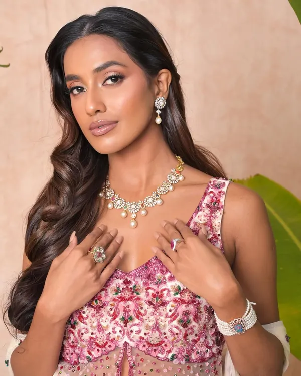 I envisioned a festive look for dusky skin that feels light yet luxe. With a glowing base, understated glam on the eyes, and radiant highlights, this look celebrates the festive season in the most effortless way.