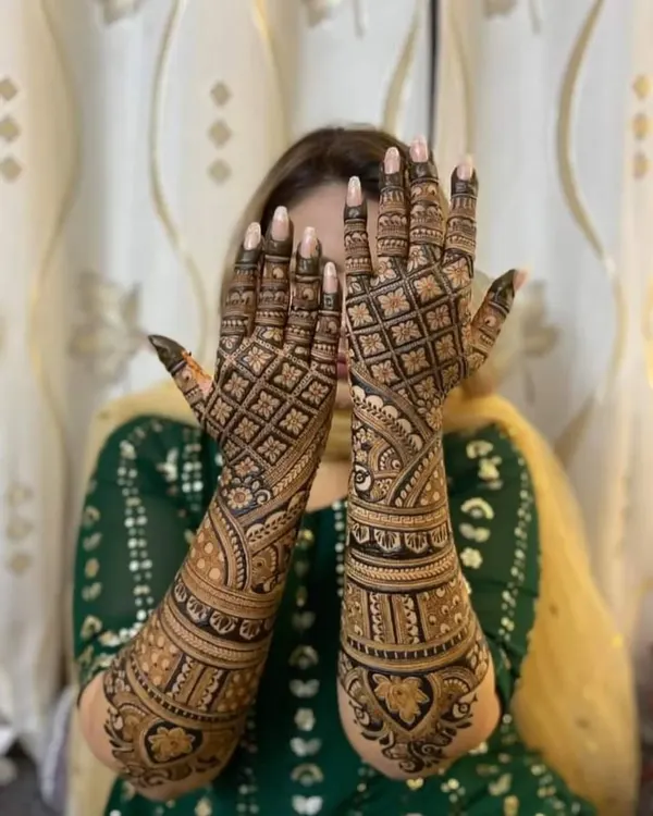 This back hand design features a classic diamond jaali (net) pattern that is very popular with brides. It is complemented by thick, ornate bands on the wrist and forearm.