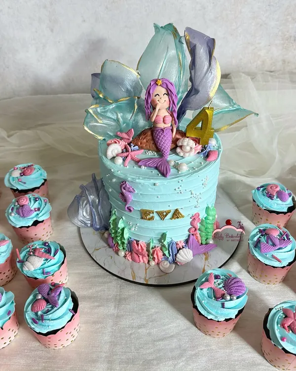 A pretty mermaid theme cake for a fintastic birthday, complete with a set of matching cupcakes.