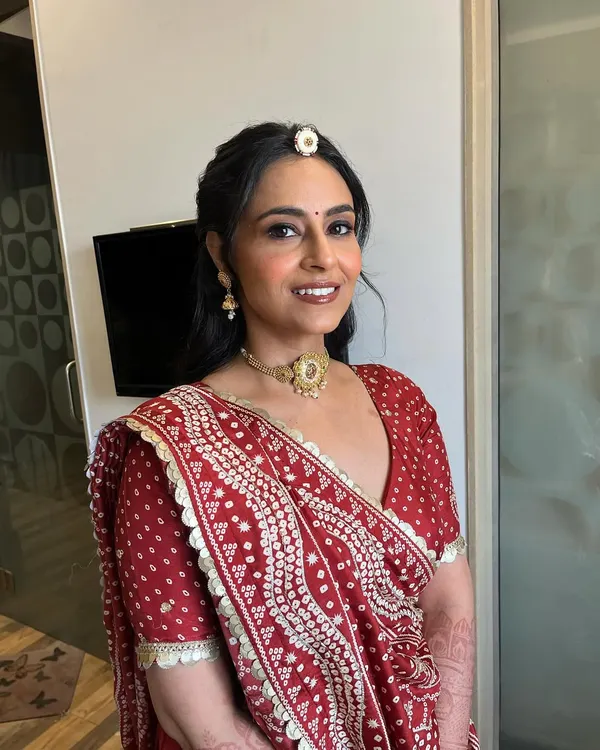For her engagement, this bride looked stunning in a traditional bandhani lehenga. We kept the makeup soft and fresh, letting her freckles show through, with defined, shimmery eyes and glossy lips.