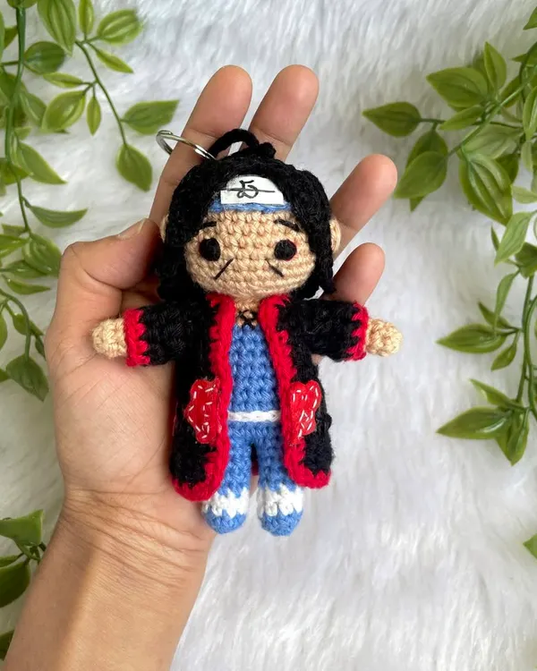 A mini Itachi Uchiha from Naruto, made as a keychain. It's perfect for anime fans to show off their favorite character on their bag or keys.