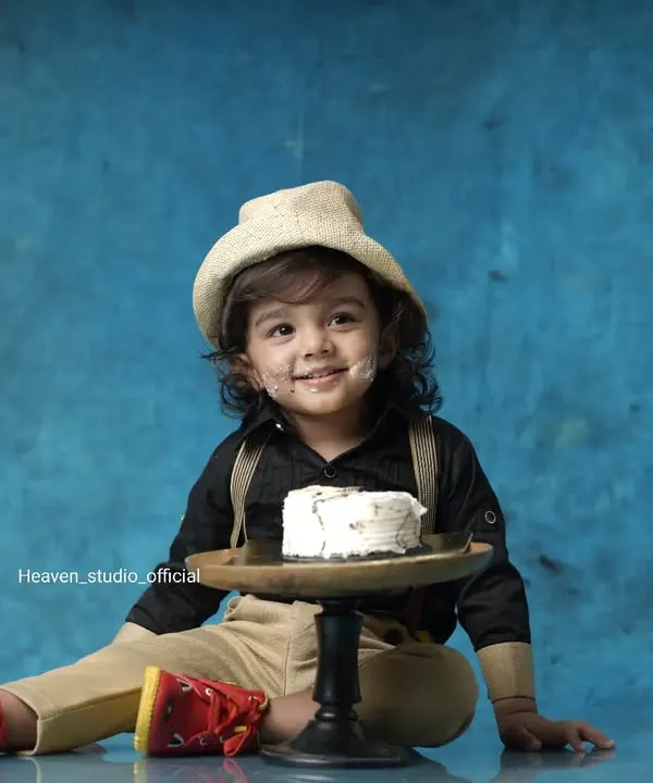 A happy first birthday to this little one. A cake smash session is the perfect way to capture their personality, complete with a little frosting on the nose.