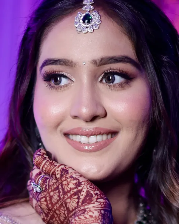 Reception glow in its purest form. This look is all about clean details, soft glam, and letting the skin's natural texture shine through. Real beauty doesn’t need filters.