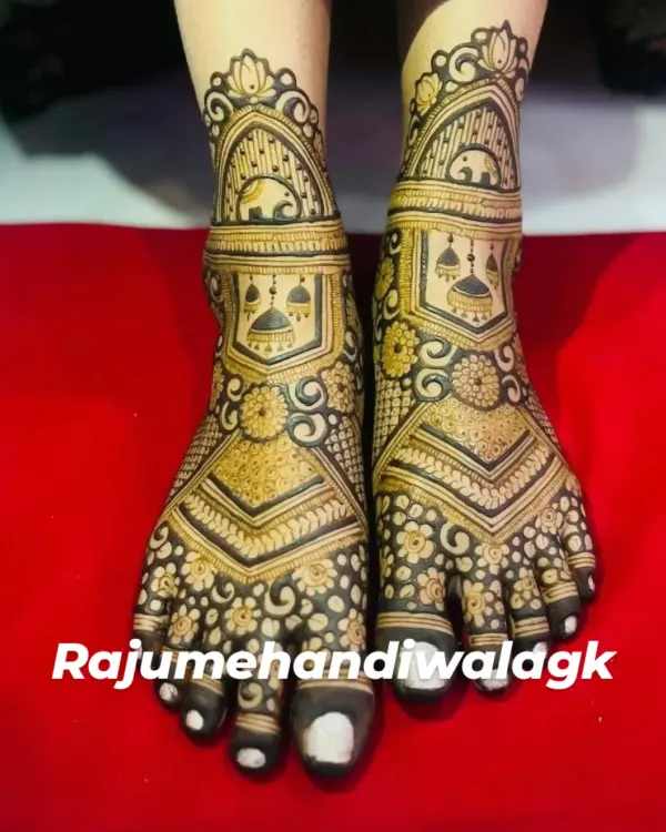 A stunning full-coverage foot mehendi. The design is intricate and matches the grandeur of a bridal hand mehendi, with jharokhas and floral patterns.