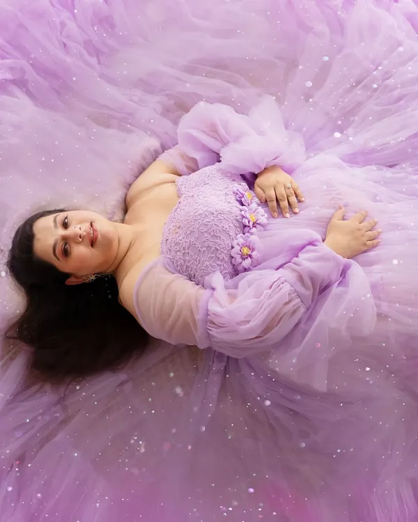 This is the art of waiting. A moment of quiet magic, captured at my Pune studio, where a mother-to-be is surrounded by the gentle dream of new life. I use flowing fabrics and soft light to create these ethereal, fine art maternity portraits.