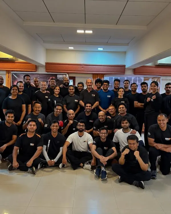 Master Eyal Yanilov himself leading a Bar Fight Seminar in Mumbai. Participants learned how to handle threats in a chaotic public setting, including defenses against knife attacks.