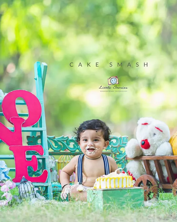 This is the pure, unfiltered joy of a first birthday. My outdoor cake smash sessions are all about letting your baby have fun and make a glorious mess while I capture every happy moment.