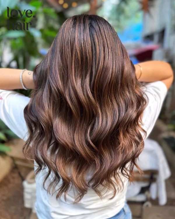 We've got that mocha girl flow going on. This is a perfect example of a non-bleach balayage, with soft, flowing waves showing off the different dimensions of brown.