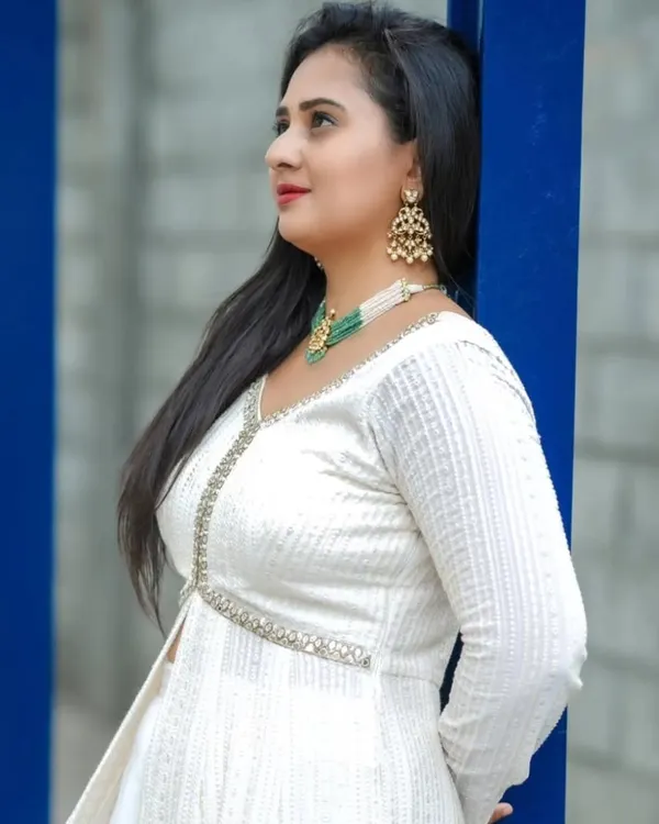Wishing the lovely actress Amulya a very happy birthday! It was an honor to see her looking so graceful in this white chikankari suit from my collection.