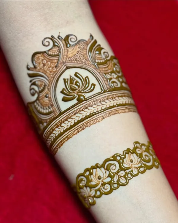 We begin this forearm piece by outlining the main elements. Here, you can see the initial framework for the dome and lotus motif, establishing the core structure of the design.