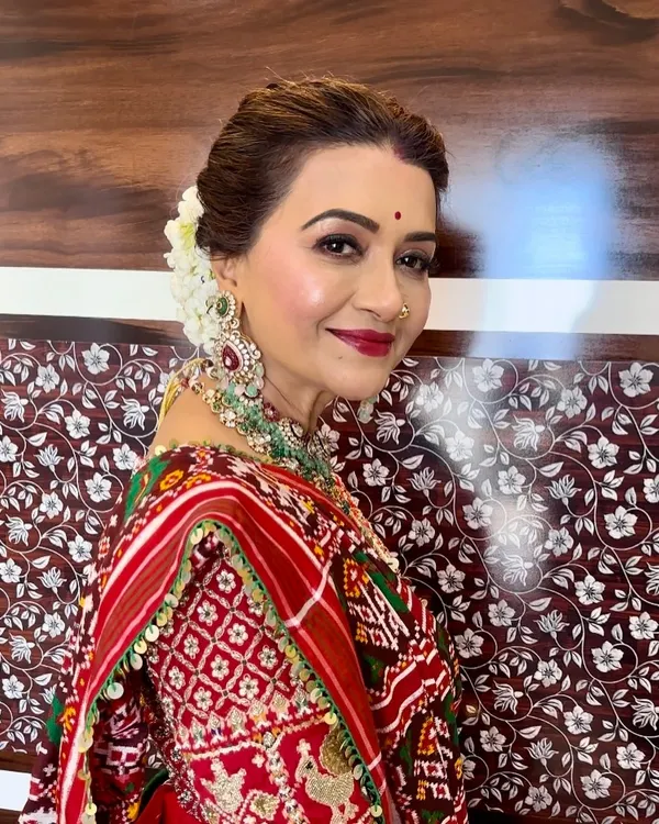 The luminous glow mirrors the vibrance of her roots. This look for the mother of the bride is a celebration of beauty that transcends time.