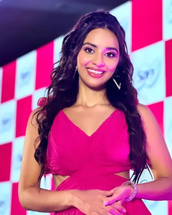 A vibrant and glamorous look for an event host. The bright pink lip and soft, wavy hair were designed to match the fun, energetic atmosphere of the brand activation for Sofy.