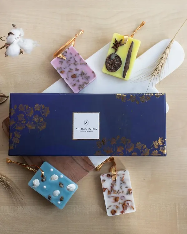 Our scented wax tablets are a pleasure for the senses. Made from soy wax and essential oils, and decorated with botanicals, they delicately perfume your closets and drawers with scents that transport you to a perfect summer day.