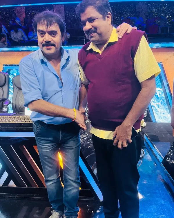 A happy moment with actor Shashikumar sir on the set of a Zee Kannada show. Appearing on television programs helps me reach a wider audience.