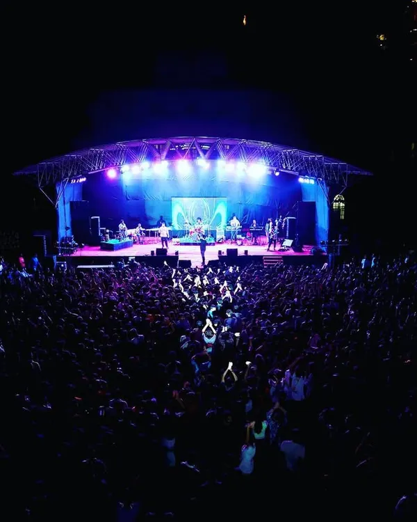 This is what it's all about: a massive crowd, an electric atmosphere, and a flawless live concert experience. I provide the full production setup, including the stage, sound, and lighting that makes nights like this unforgettable.