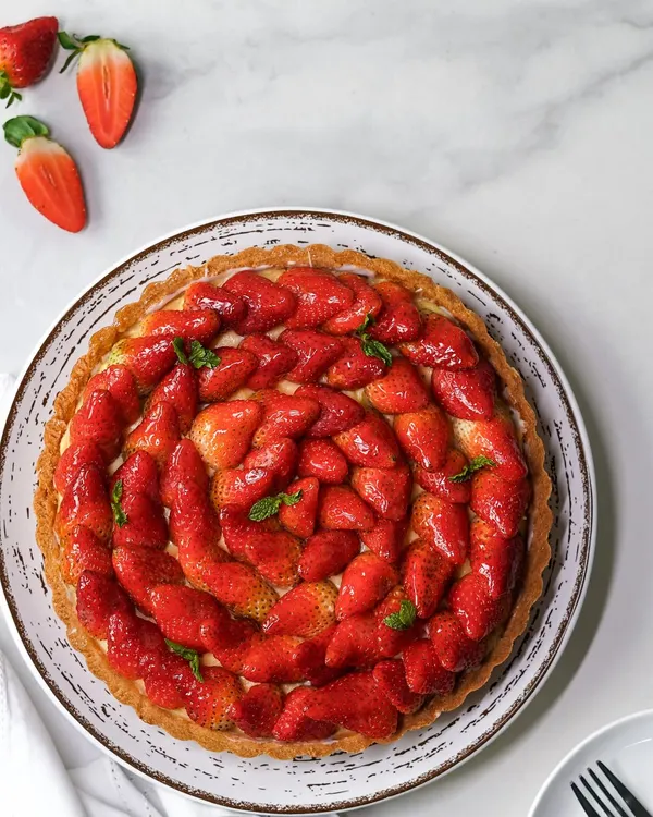 Our magnificent 9-inch strawberry tart, a true showstopper. Made with a crisp pastry shell, vanilla crème pâtissière, and a spiral of fresh Mahabaleshwar strawberries, it's perfect for any celebration.
