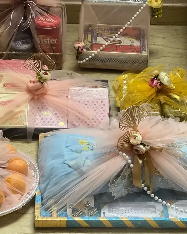 An overview of a complete trousseau packing project. I arrange everything from clothing and fruit trays to smaller gift boxes, using a consistent theme with pink net and pearl strings for a cohesive and elegant look.