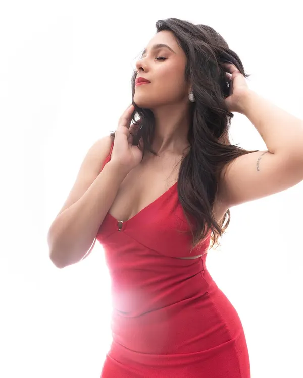 A beautiful shot of actress Rashmi Agdekar ready for the Lokmat Stylish Awards. I created a classic Hollywood glam look with soft waves and a bold red lip.