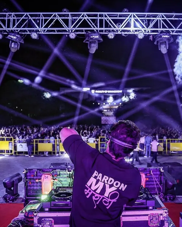 This is what a spiritual experience looks like. On stage in front of thousands, with CO2 cannons blasting and the crowd singing along, I’m not just a DJ, I’m a headliner. This is the energy I bring to every large scale concert and college festival.