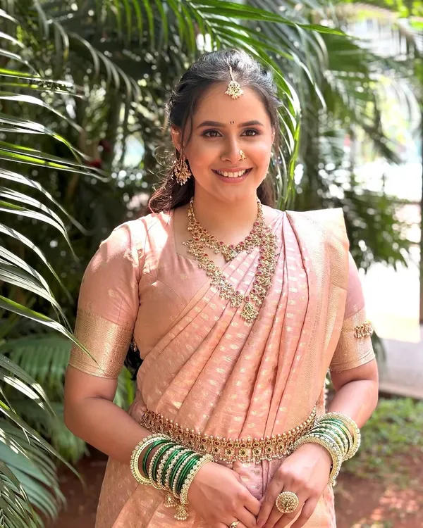 A classic Maharashtrian bridal portrait. Her happy smile says it all. We kept the makeup fresh and radiant with soft pink tones to let her natural beauty shine through.