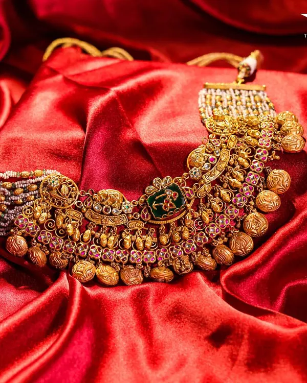 A masterpiece of intricate detail, this antique gold necklace adds a touch of elegance to any outfit. The craftsmanship in the pendants and beads showcases the beauty of traditional design.