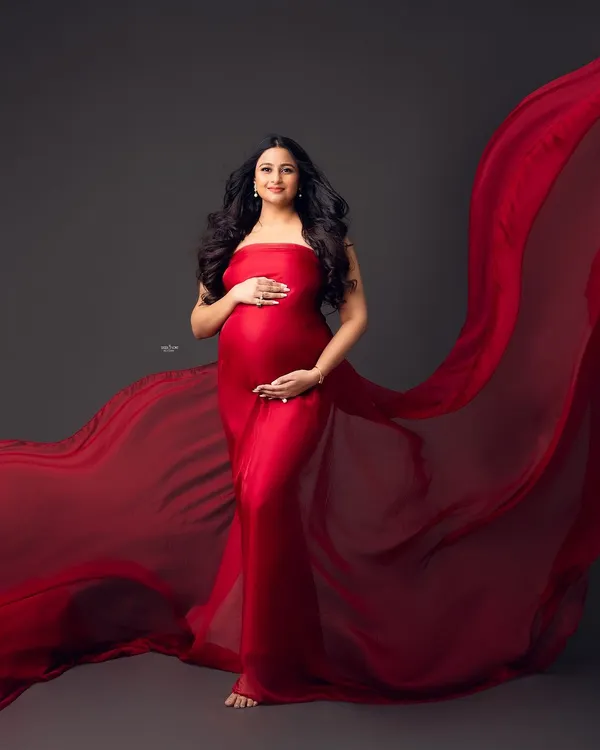 This stunning red fabric shot shows how to create a classic, powerful maternity portrait. You'll learn my fabric tossing and lighting techniques for a dramatic effect.