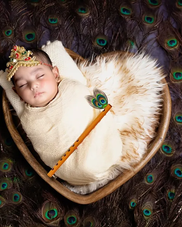 My heart is so full creating these special themes. Here is a little makhanchor, our beloved Krishna, resting peacefully in a heart-shaped bowl surrounded by peacock feathers. It's a blessing to bring these cultural stories to life.