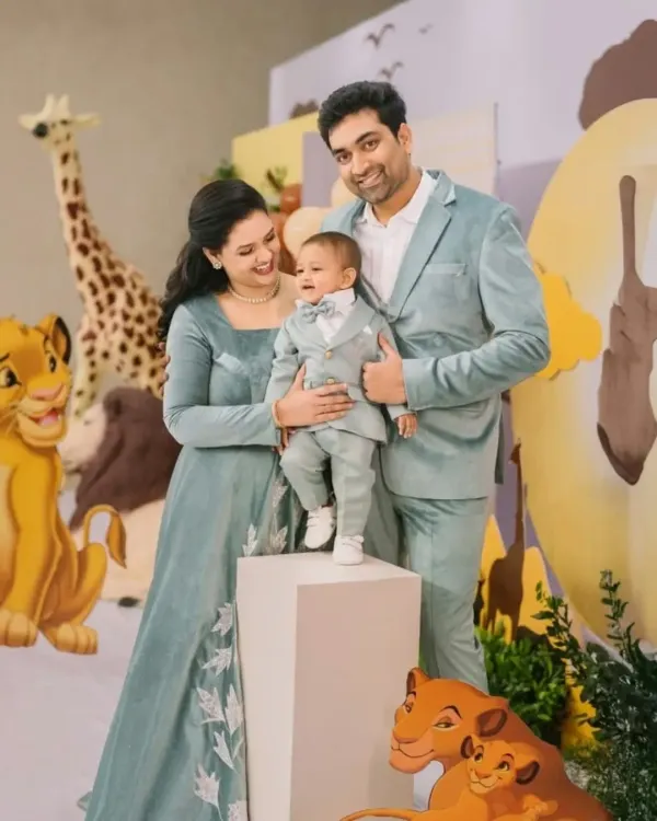 A picture perfect family portrait during a 'Lion King' themed first birthday party. I help you get these beautifully styled shots against the backdrop of your celebration.