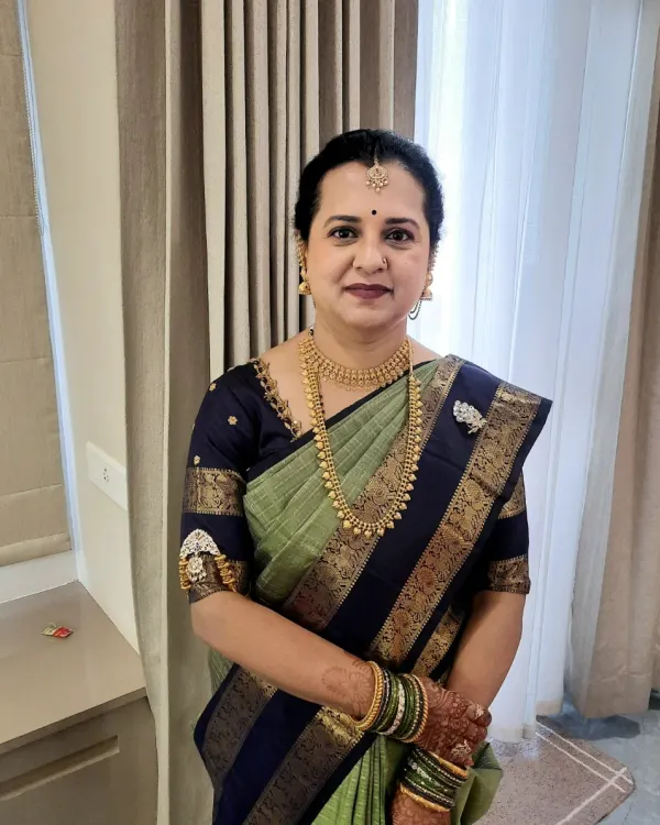 A perfect example of elegant makeup for the mother of the groom. I focused on creating a smooth, radiant base, defining the eyes softly, and adding a subtle lip color that complements her beautiful green and navy blue saree.