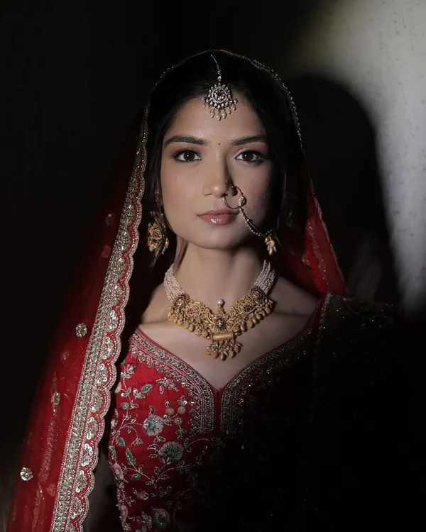 This is the essence of a regal bridal portrait. I used a soft glam technique with defined eyes and a matte base to create a timeless look that is powerful and elegant, ensuring the makeup looks flawless under dramatic photoshoot lighting.
