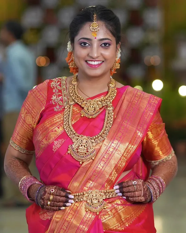 This is the look of pure happiness on a bride's big day. For this classic South Indian muhurtham, we focused on creating a radiant, glowing base with HD makeup that feels light and looks flawless, paired with traditional gold jewelry and a perfectly draped Kanjeevaram saree.