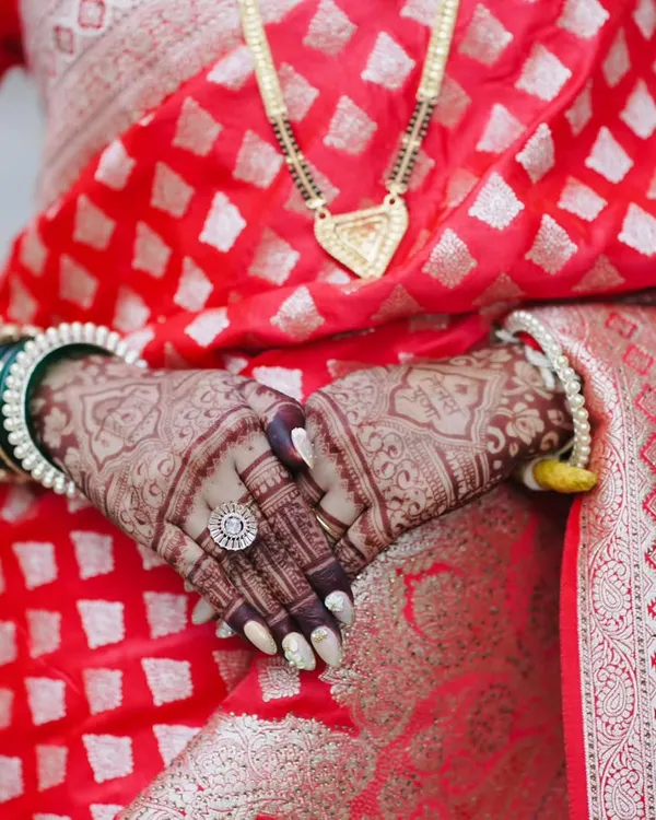 This photo showcases the deep, dark stain of my mehandi, beautifully complemented by the bride's red saree and green bangles. A rich stain is the hallmark of high-quality, natural henna.