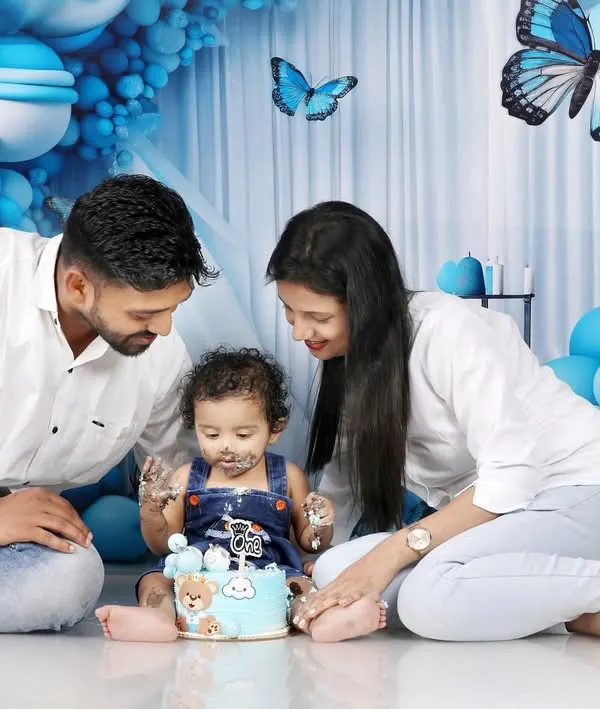 A cake smash is always more fun with family. This shot captures the happy chaos as Naksha explores his first birthday cake with his parents. I love getting these interactive family photos that show the love and connection during the celebration.