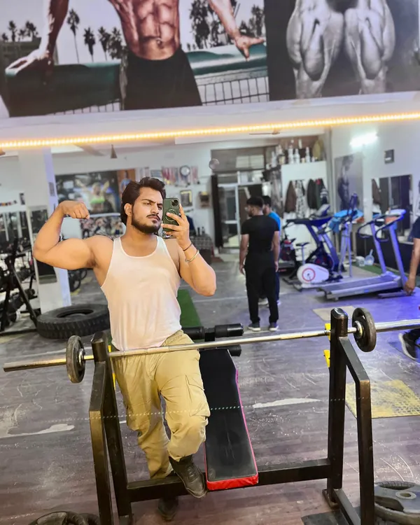 A quick bicep flex after a workout. Muscle fullness and definition like this are maintained by consistently hitting your protein and calorie goals.