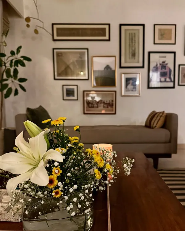 Evenings at home are my favorite. A simple bouquet of flowers, a gallery wall of memories, and warm lighting. Can you tell yellow is my fav color?