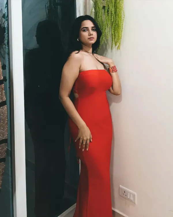 Sometimes, all you need is that one perfect dress. I styled this stunning red bodycon gown for a simple, elegant evening look. I help you find pieces that fit perfectly and make you feel incredibly confident for any occasion.