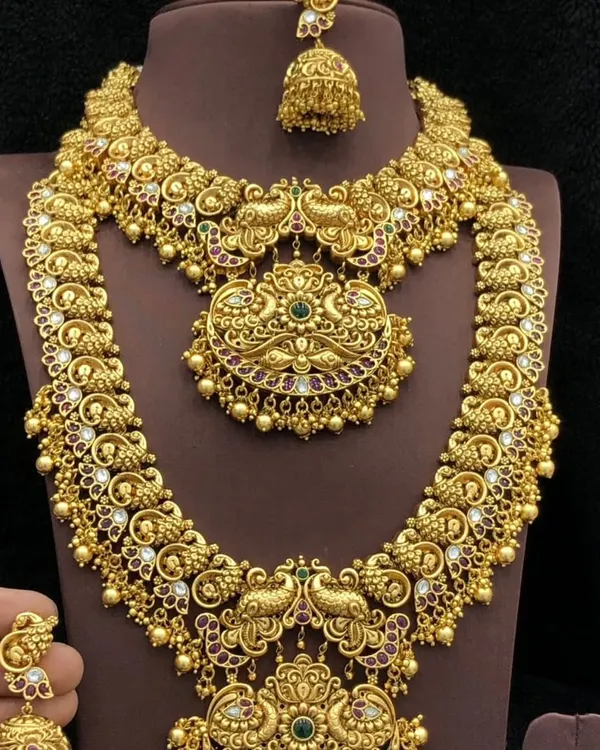 This is the epitome of South Indian bridal jewellery. A magnificent rental set with a choker and long haar, both featuring intricate peacock and temple motifs.