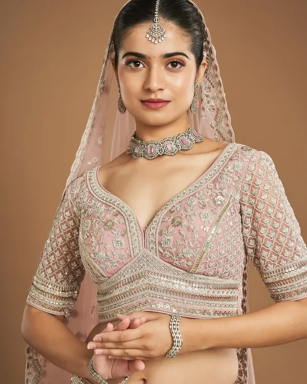 A perfect example of modern bridal elegance in a soft pink palette. The focus here is on dewy skin and delicately defined features that create a timeless and romantic feel.