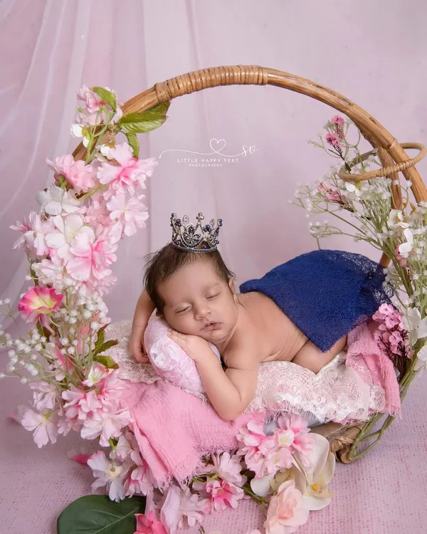 I believe every baby is royalty, and this little princess sleeping peacefully in her floral hoop is a perfect example. I bring these elaborate, dreamy setups right to your home, creating a magical, comfortable space to capture these fleeting moments.