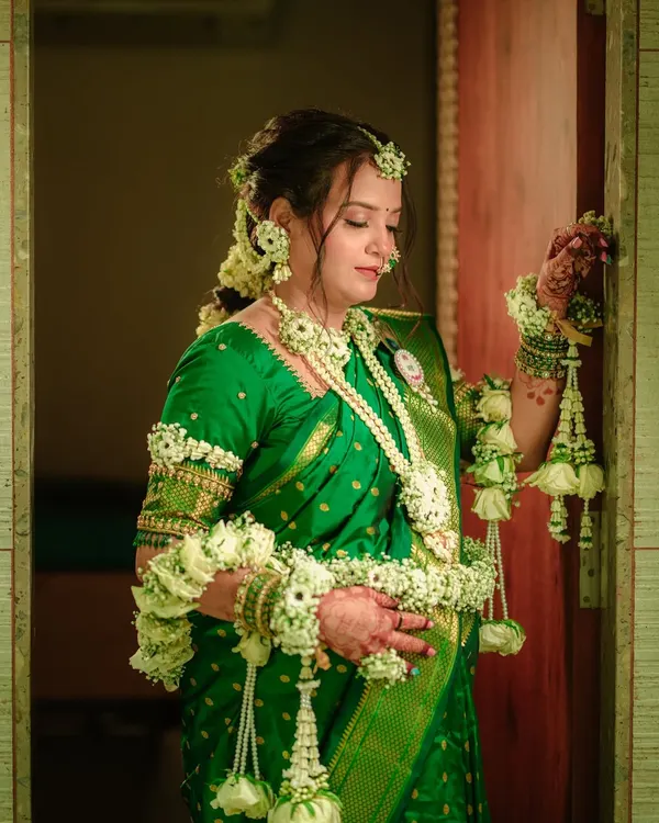 This is one of my complete fresh floral jewellery sets, handcrafted for a traditional Dohale Jevan. The set includes a necklace, earrings, armlets, and a delicate maang tikka, all made with fresh white flowers to complement the mother-to-be's beautiful green saree.