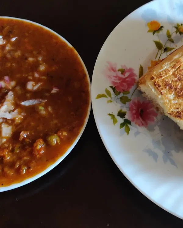 The classic combination of spicy, flavorful pav bhaji served with soft, butter-toasted pav. A Mumbai street food favorite perfect for any party.