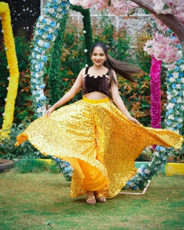 This full-look shot captures the energy I bring to party and event makeup. The vibrant, sequined outfit is complemented by a glowing makeup look and a sleek high ponytail, perfect for a sangeet, cocktail party, or a fashion photoshoot.
