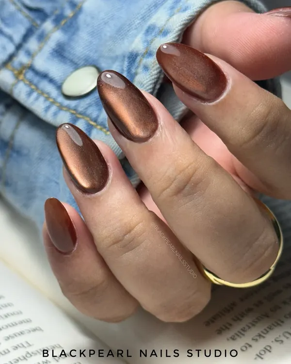 This is the trending silk cat eye effect in a rich, reflective brown. This technique creates a smooth, fabric-like shimmer that is both elegant and hypnotic, complementing all skin tones.
