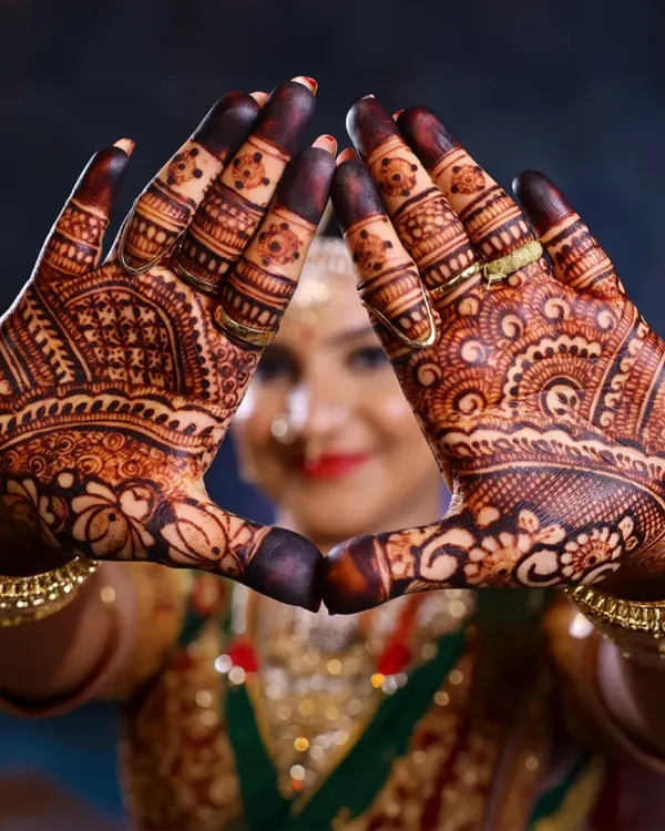 This is the kind of intricate detail that comes from years of practice. I love creating full, rich patterns that make a bride feel truly special, using my homemade natural henna paste to ensure a beautiful, dark stain for your wedding day.
