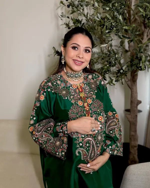 A beautiful portrait of a glowing mom-to-be at her Godh Bharai. I created a soft, radiant makeup look to complement her stunning green embroidered outfit.