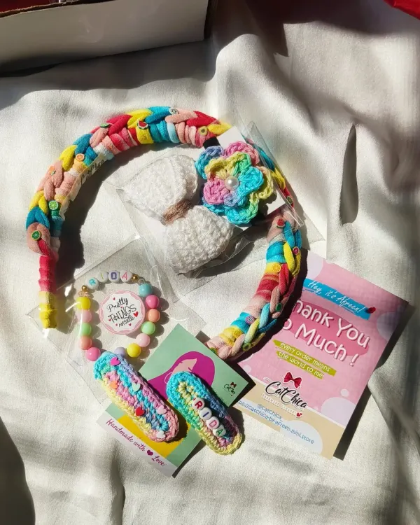 Our personalized gift hampers are perfect for any occasion. This one includes a colorful braided headband, custom name clips, a matching bracelet, and crochet hair ties.