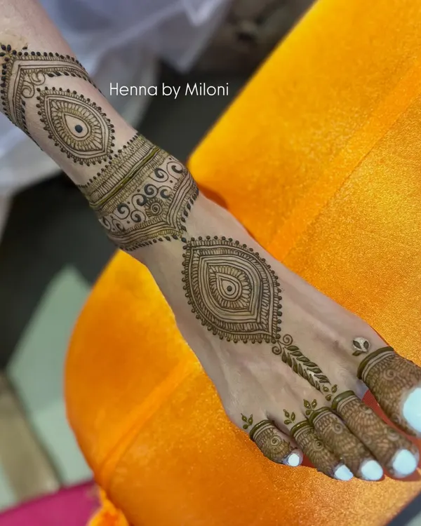 A simple yet striking foot mehendi design. The central paisley motif connected with delicate lines is perfect for someone who wants an elegant and minimalist look.